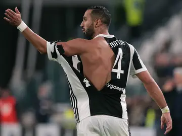 Benatia, con la camiseta rota Benatia, con la camiseta rota