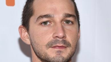Shia LaBeouf entra en rehabilitación tras ser denunciado por agresión sexual por FKA Twigs