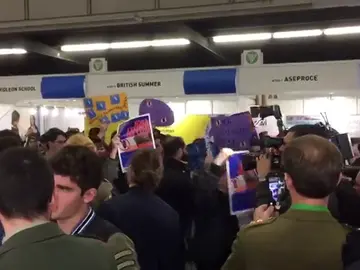 Distintas plataformas contrarias al Ejército se manifiestan frente a su stand en el Salón de la Enseñanza de Cataluña Distintas plataformas contrarias al Ejército se manifiestan frente a su stand en el Salón de la Enseñanza de Cataluña