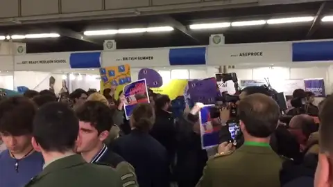 Distintas plataformas contrarias al Ejército se manifiestan frente a su stand en el Salón de la Enseñanza de Cataluña Distintas plataformas contrarias al Ejército se manifiestan frente a su stand en el Salón de la Enseñanza de Cataluña