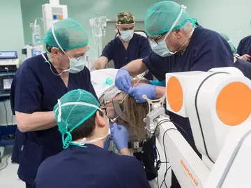 Operan por primera vez en España a paciente de Parkinson con un robot Operan por primera vez en España a paciente de Parkinson con un robot