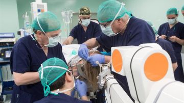 Operan por primera vez en España a paciente de Parkinson con un robot