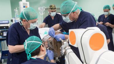 Operan por primera vez en España a una enferma de Parkinson con un robot