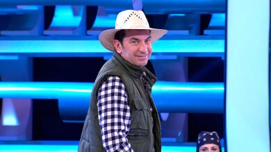 Una concursante ayuda a Arturo Valls a contar un chiste con doble sentido 