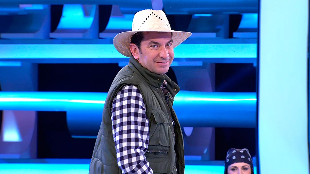 Una concursante ayuda a Arturo Valls a contar un chiste con doble sentido 