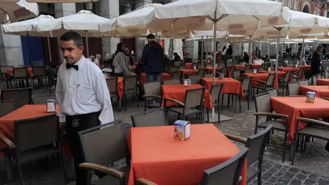 Camarero sirviendo en una terraza. Camarero sirviendo en una terraza