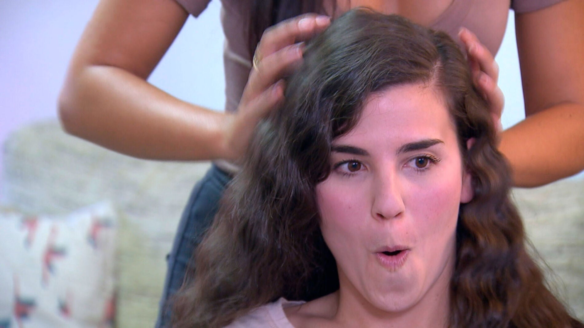 Carolyne se somete a un cambio radical de imagen para conquistar a Sheyla