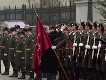 El presidente de Ucrania coloca el gorro a un soldado El presidente de Ucrania coloca el gorro a un soldado