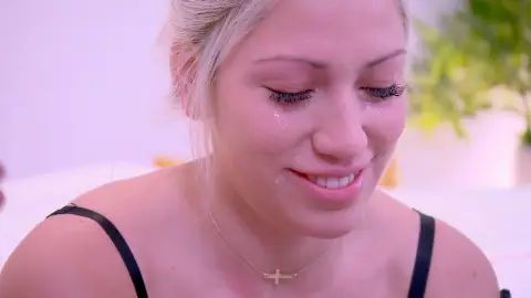 Alessandra se emociona con la carta de amor de Adrián Alessandra se emociona con la carta de amor de Adrián