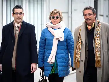 La senadora del PP y exalcaldesa de Cartagena Pilar Barreiro acompañada de sus abogados a su llegada a la sede del Tribunal Supremo. La senadora del PP y exalcaldesa de Cartagena Pilar Barreiro acompañada de sus abogados a su llegada a la sede del Tribunal Supremo.