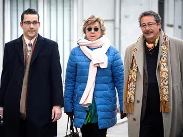 La senadora del PP y exalcaldesa de Cartagena Pilar Barreiro acompañada de sus abogados a su llegada a la sede del Tribunal Supremo. La senadora del PP y exalcaldesa de Cartagena Pilar Barreiro acompañada de sus abogados a su llegada a la sede del Tribunal Supremo.