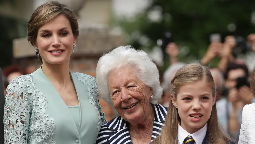 Menchu junto a su nieta Letizia y su bisnieta Sofía