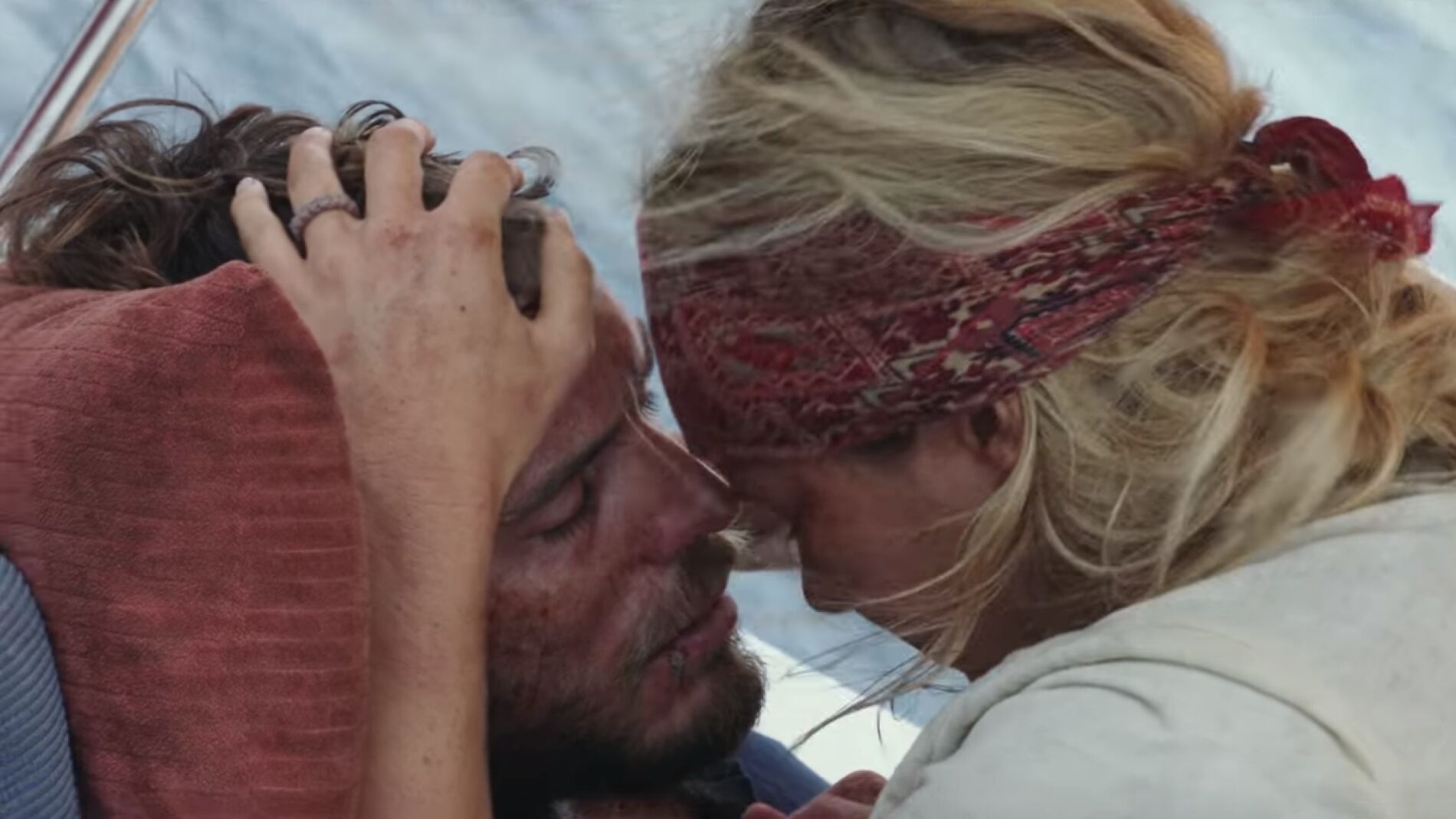 Sam Claflin y Shailene Woodley sobreviven en mitad del oc&eacute;ano