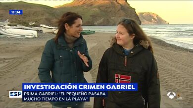 Recordamos al pequeño Gabriel con una prima de su padre en un emotivo paseo por la playa de Las Negras