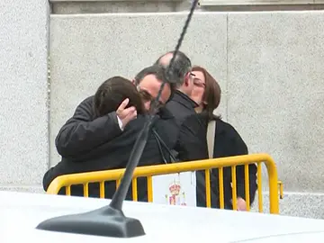 Los procesados por rebelión se despedían así esta mañana de sus familares Los procesados por rebelión se despedían así esta mañana de sus familares