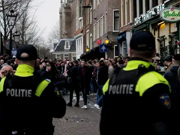Dos agentes de policía vigilan a los hinchas ingleses en Ámsterdam Dos agentes de policía vigilan a los hinchas ingleses en Ámsterdam