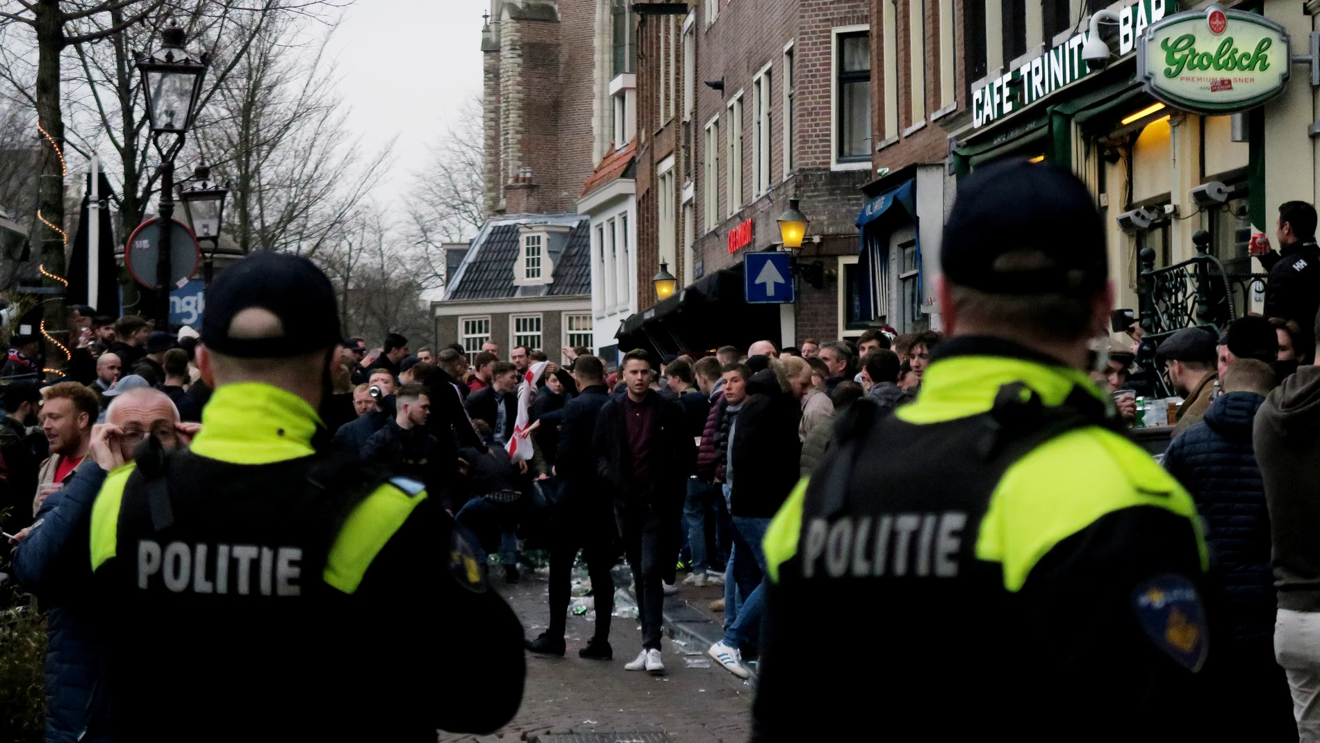 Dos agentes de policía vigilan a los hinchas ingleses en Ámsterdam Dos agentes de policía vigilan a los hinchas ingleses en Ámsterdam