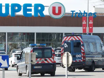Un gendarme se cambió por uno de los rehenes del supermercado de Francia Un gendarme se cambió por uno de los rehenes del supermercado de Francia