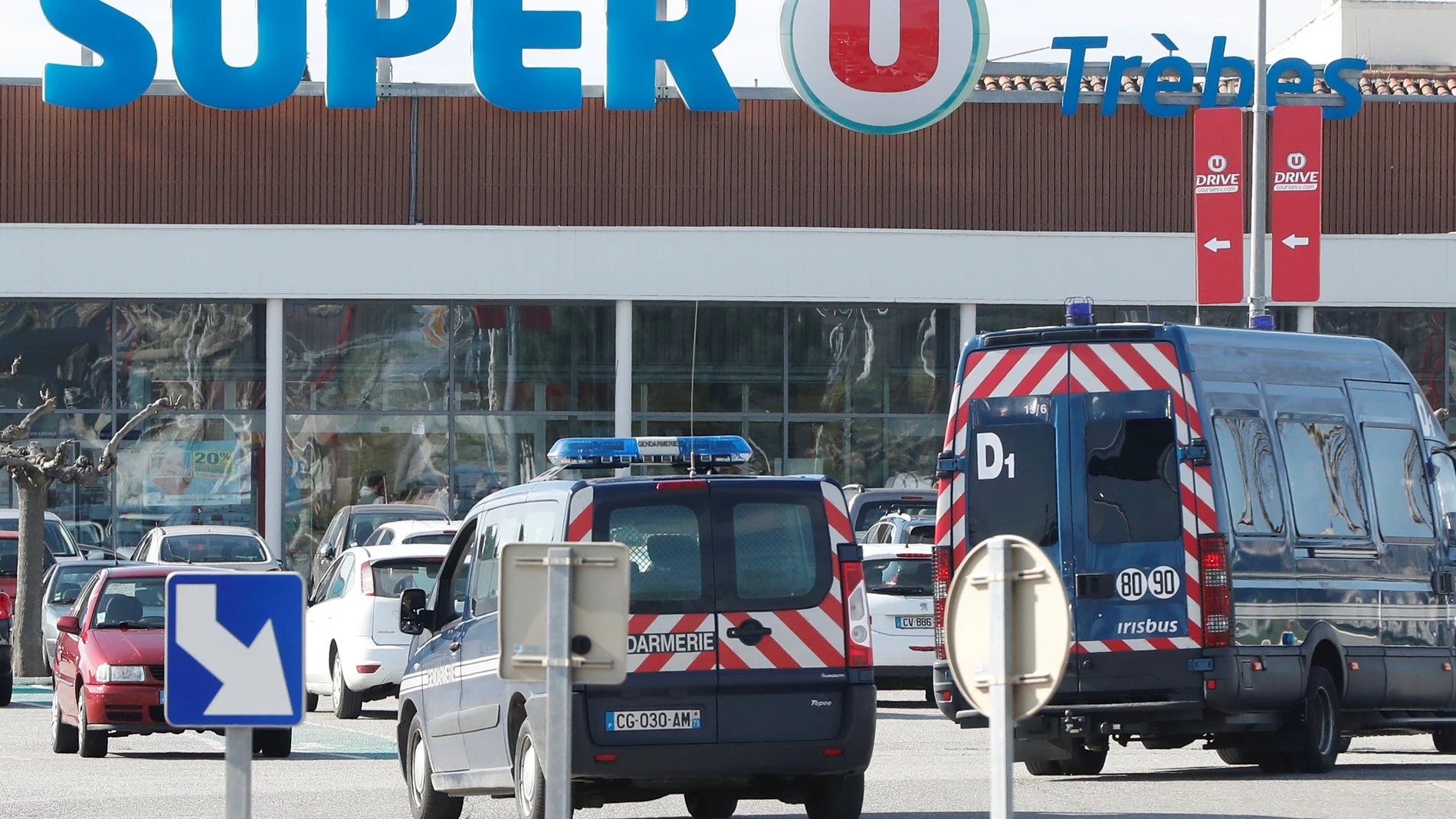 Un gendarme se cambió por uno de los rehenes del supermercado de Francia Un gendarme se cambió por uno de los rehenes del supermercado de Francia
