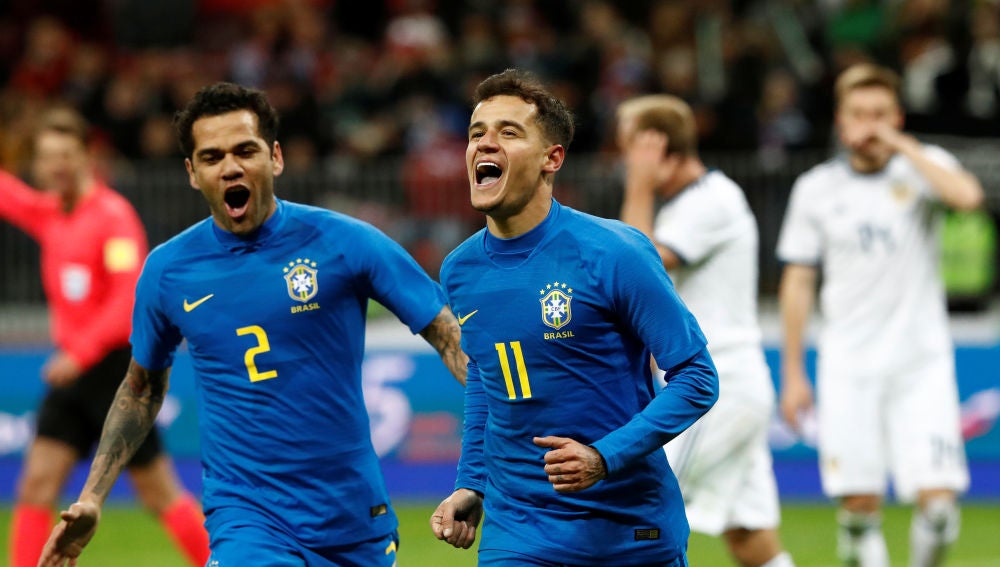 Paulinho y Alves celebran el segundo gol ante Rusia