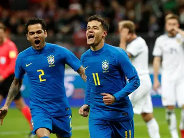 Paulinho y Alves celebran el segundo gol ante Rusia Paulinho y Alves celebran el segundo gol ante Rusia