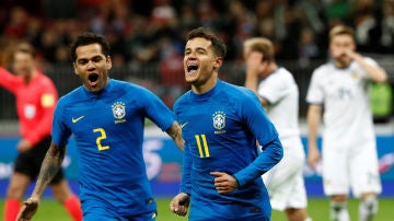 Paulinho y Alves celebran el segundo gol ante Rusia
