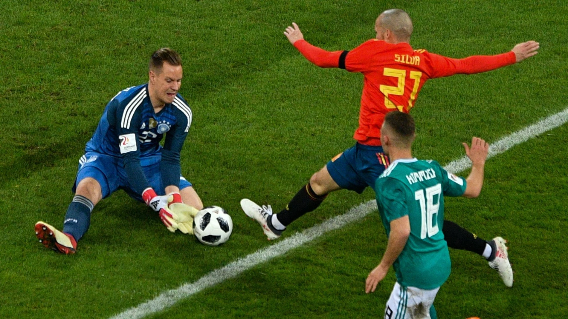 Silva trata de llegar a un balón ante la salida de Ter Stegen Silva trata de llegar a un balón ante la salida de Ter Stegen