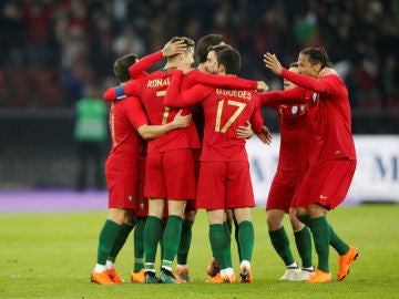 Los jugadores de Portugal celebran uno de los goles de Cristiano a Egipto