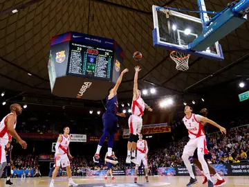 Thomas Heurtel y Luca Vildoza pelean por un rebote en El Palau Thomas Heurtel y Luca Vildoza pelean por un rebote en El Palau