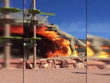 Un Tiranosaurios Rex arde en llamas en un parque temático Un Tiranosaurios Rex arde en llamas en un parque temático
