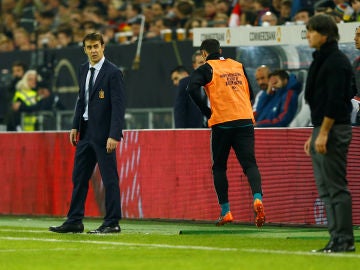 Lopetegui observa a Löw en la banda