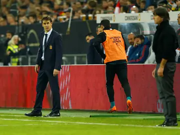 Lopetegui observa a Löw en la banda Lopetegui observa a Löw en la banda