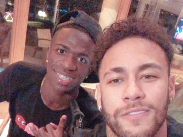 Vinicius y Neymar posan en un 'selfie'