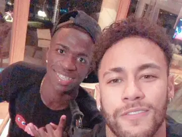 Vinicius y Neymar posan en un 'selfie' Vinicius y Neymar posan en un 'selfie'