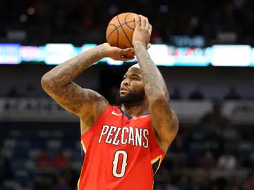 DeMarcus Cousins lanza a canasta en un partido con los Pelicans DeMarcus Cousins lanza a canasta en un partido con los Pelicans