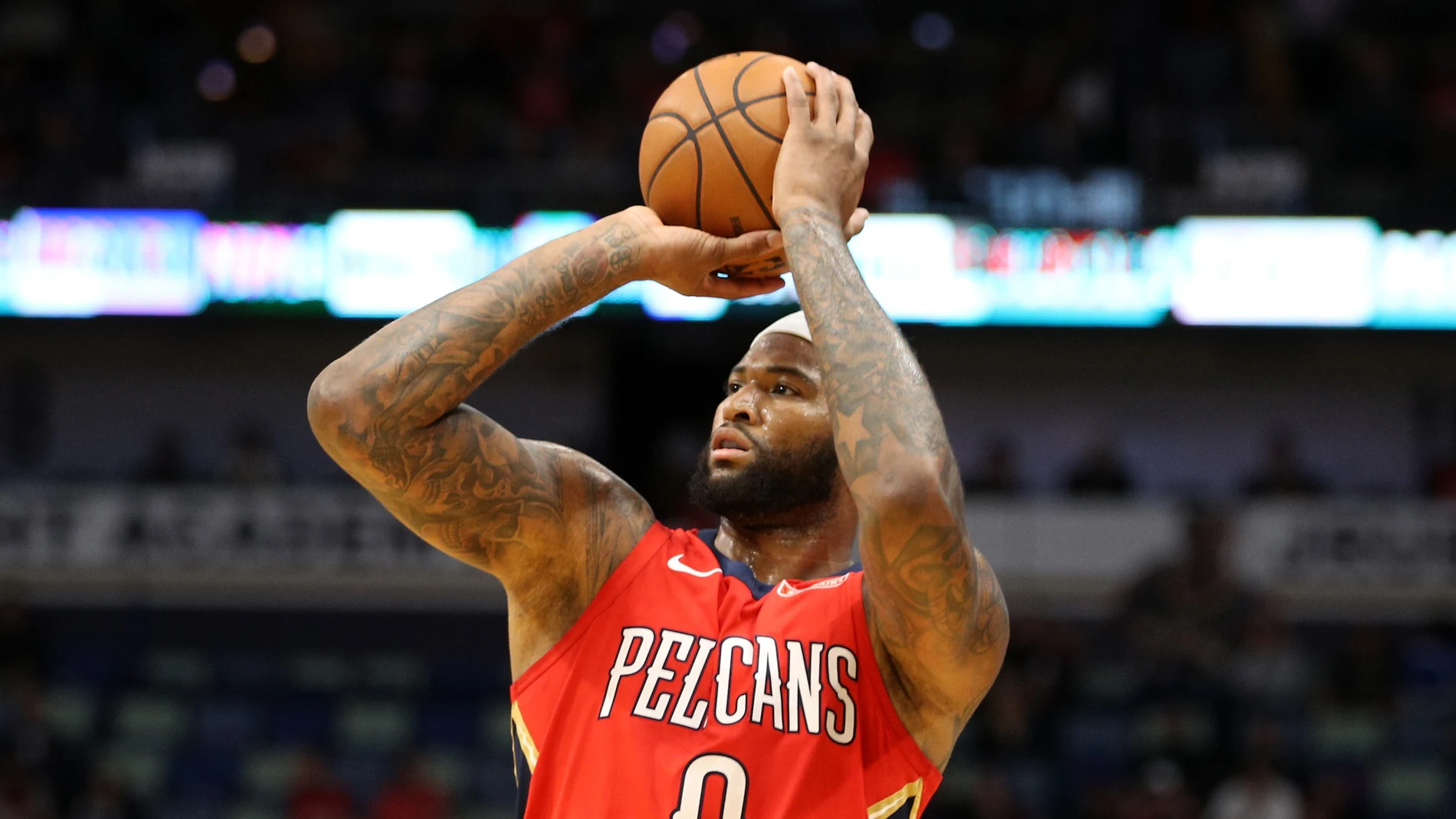 DeMarcus Cousins lanza a canasta en un partido con los Pelicans DeMarcus Cousins lanza a canasta en un partido con los Pelicans