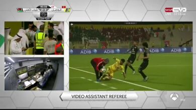 Entradón de un jugador al entrenador rival: ¡el árbitro tuvo que pedir el VAR!