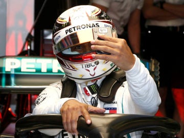 Hamilton se saca un 'selfie' en su Mercedes