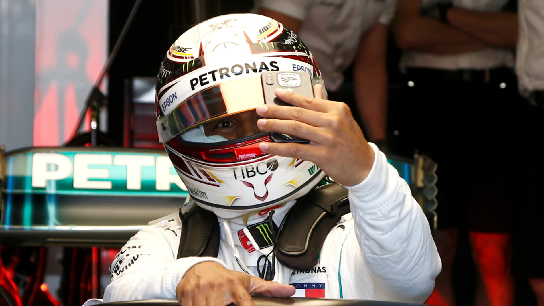 Hamilton se saca un 'selfie' en su Mercedes