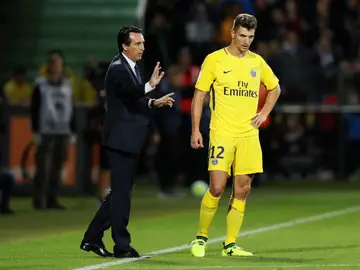 Emery da instrucciones a Meunier durante un partido Emery da instrucciones a Meunier durante un partido