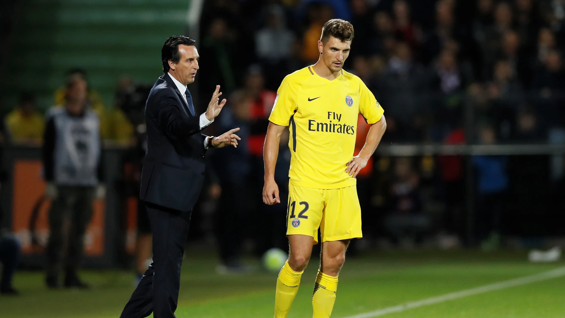 Emery da instrucciones a Meunier durante un partido Emery da instrucciones a Meunier durante un partido