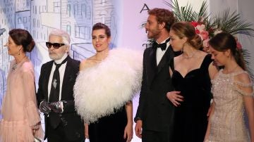 La familia Grimaldi en el Baile de la Rosa de Mónaco