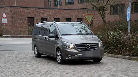 Imagen del furgón policial que traslada a Carles Puigdemont Imagen del furgón policial que traslada a Carles Puigdemont