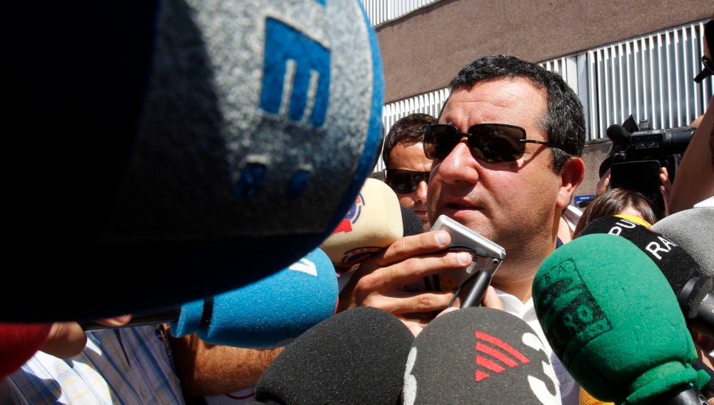 Mino Raiola atiende a los medios de comunicación