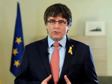 Carles Puigdemont en un momento del vídeo difundido a través de las redes sociales en el que ha anunciado su renuncia a la investidura Carles Puigdemont en un momento del vídeo difundido a través de las redes sociales en el que ha anunciado su renuncia a la investidura