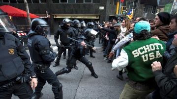 Tensión en la manifestación en Barcelona tras la detención de Puigdemont