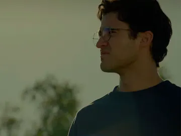 Andrew Cunanan sorprende a David Madson mientras intenta escapar Andrew Cunanan sorprende a David Madson mientras intenta escapar