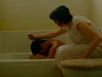 Andrew Cunanan, solo y hundido, se refugia en los brazos de su madre Andrew Cunanan, solo y hundido, se refugia en los brazos de su madre