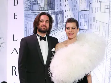 Carlota Casiraghi hace oficial su compromiso con Dimitri Rassam  Carlota Casiraghi hace oficial su compromiso con Dimitri Rassam