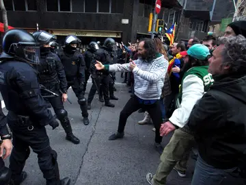Manifestantes se encaran con los Mossos d'Esquadra Manifestantes se encaran con los Mossos d'Esquadra